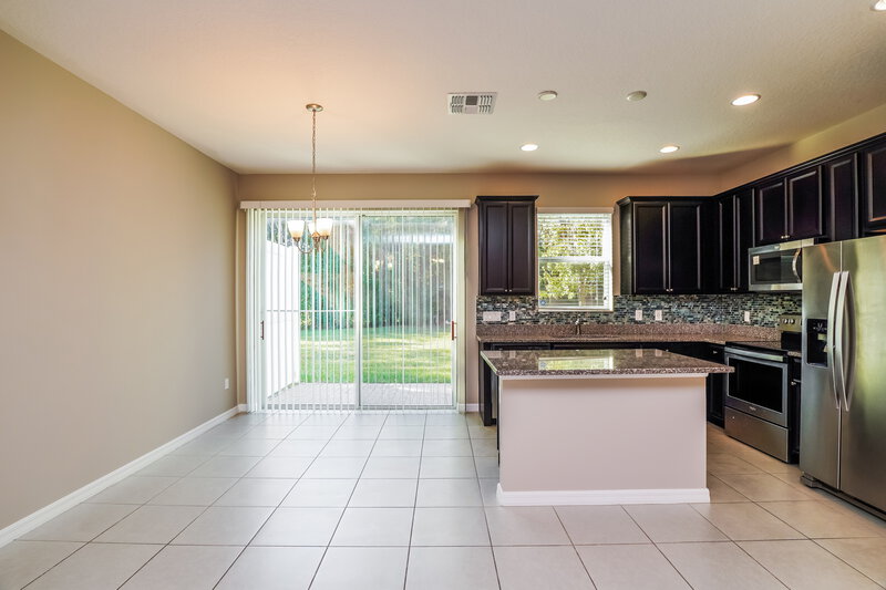 2,330/Mo, 1310 E 10th St Apopka, FL 32703 Kitchen View 3