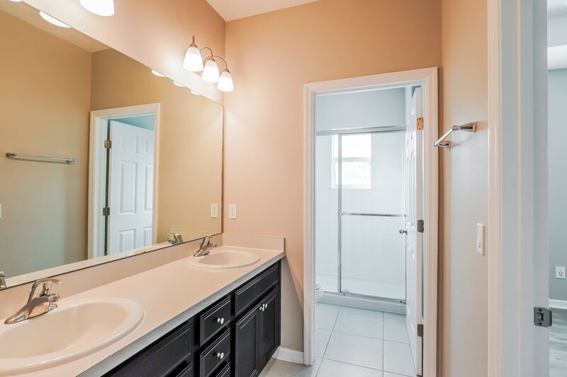 2,330/Mo, 1310 E 10th St Apopka, FL 32703 Main Bathroom View