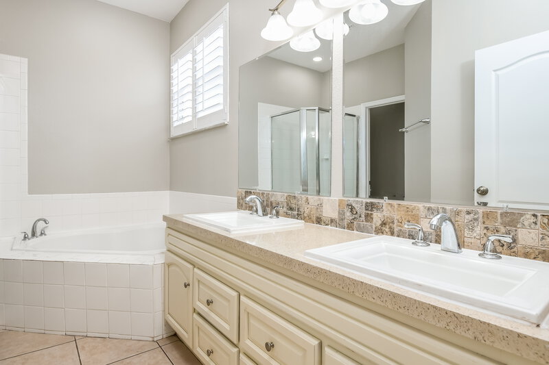 2,680/Mo, 1030 Trailside Ct Oakland, FL 34787 Main Bathroom View