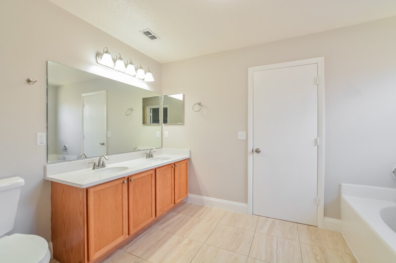 2,745/Mo, 250 Lynn St Oviedo, FL 32765 Main Bathroom View