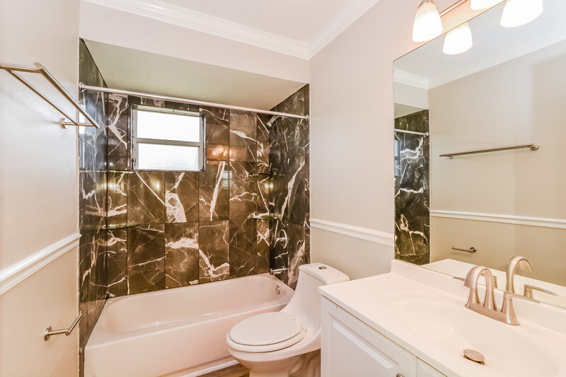 2,290/Mo, 2773 W Covington Dr Deltona, FL 32738 Bathroom View