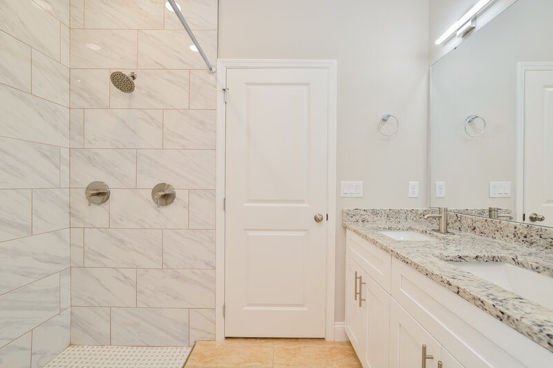 1,725/Mo, 355 Clermont Dr Kissimmee, FL 34759 Main Bathroom View