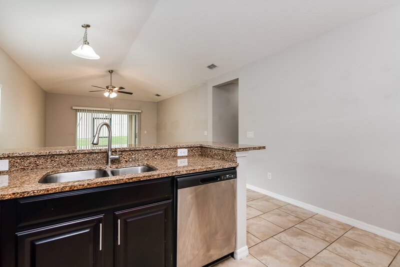 2,265/Mo, 346 Vitoria Rd Davenport, FL 33837 Kitchen View