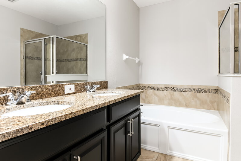 2,345/Mo, 346 Vitoria Rd Davenport, FL 33837 Main Bathroom View