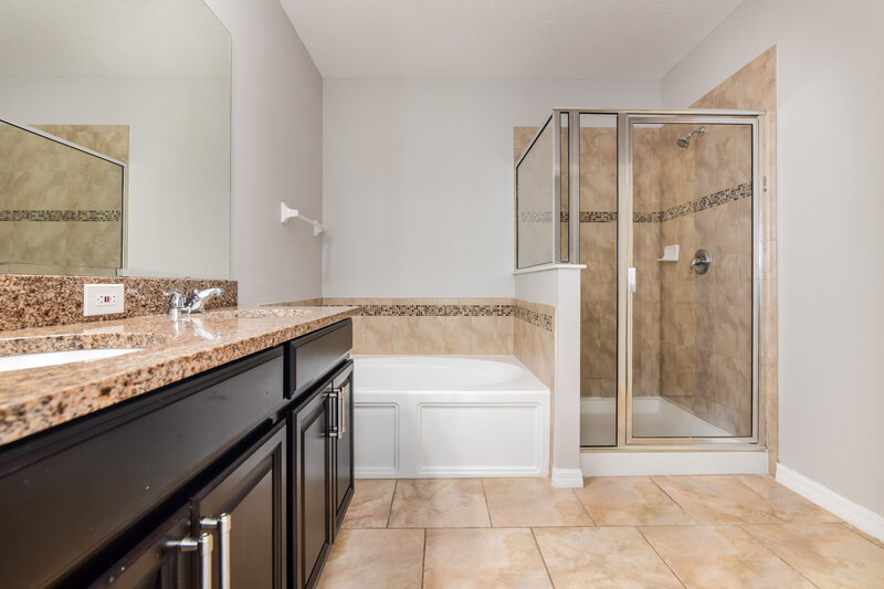 2,265/Mo, 346 Vitoria Rd Davenport, FL 33837 Main Bathroom View
