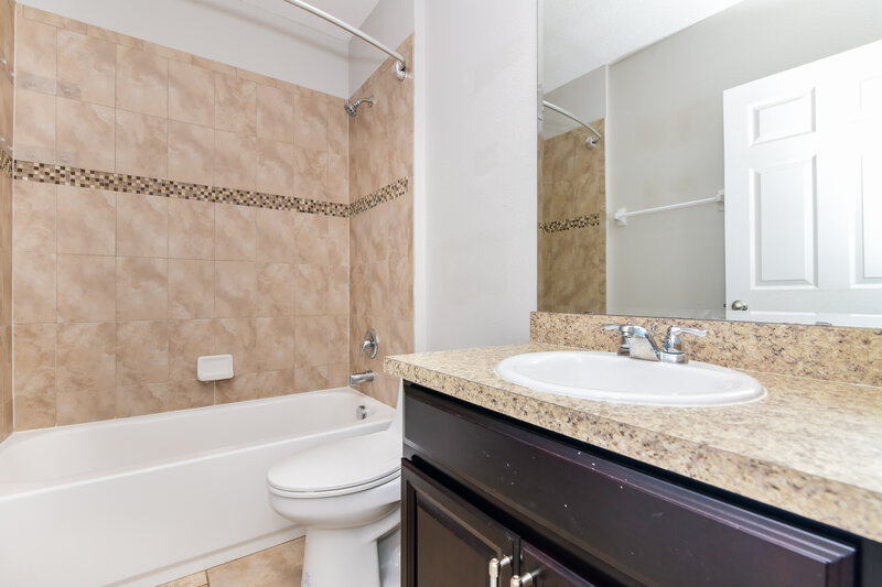 2,265/Mo, 346 Vitoria Rd Davenport, FL 33837 Bathroom View