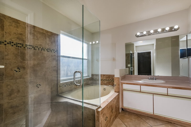 2,045/Mo, 1130 Ozark Ct Apopka, FL 32712 Main Bathroom View