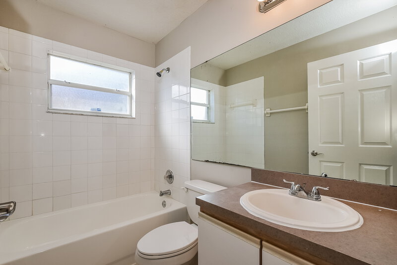 2,045/Mo, 1130 Ozark Ct Apopka, FL 32712 Bathroom View
