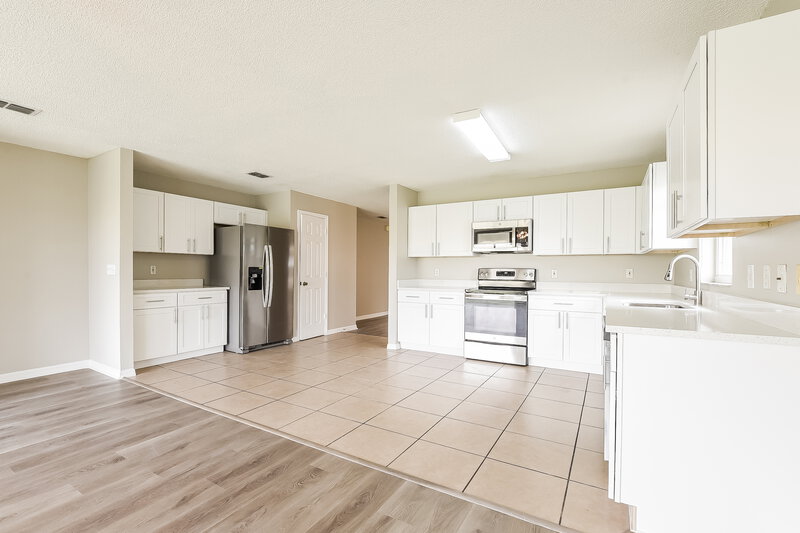 2,340/Mo, 12916 Los Alamitos Ct Orlando, FL 32837 Kitchen View 2