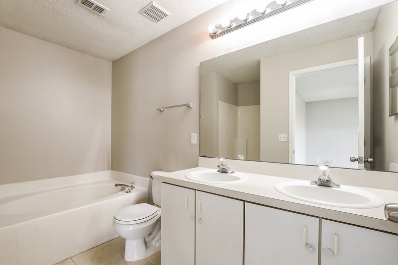 2,340/Mo, 12916 Los Alamitos Ct Orlando, FL 32837 Main Bathroom View