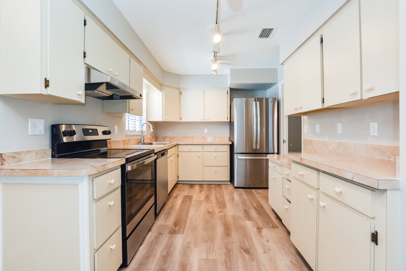 2,200/Mo, 51 Dogwood Ln Eustis, FL 32726 Kitchen View