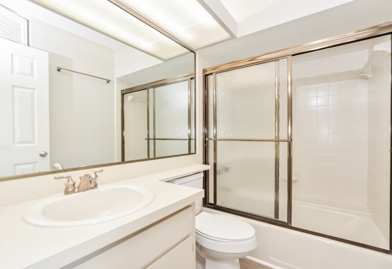 2,200/Mo, 51 Dogwood Ln Eustis, FL 32726 Main Bathroom View