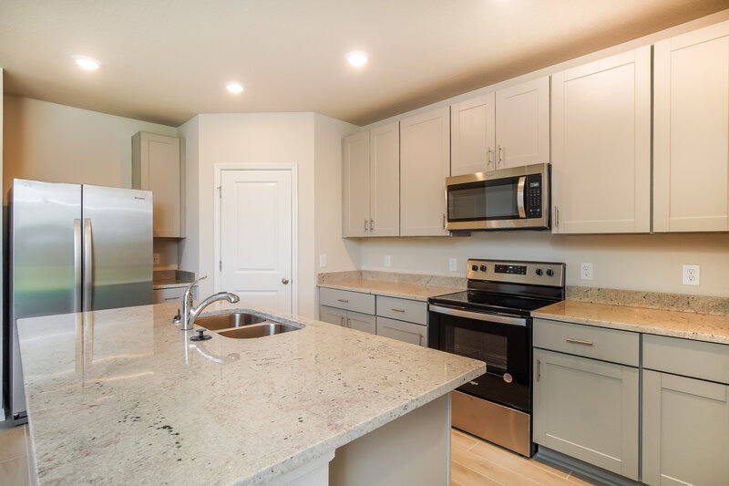 2,235/Mo, 1126 Oak Valley Drive Auburndale, FL 33823 Kitchen View 2