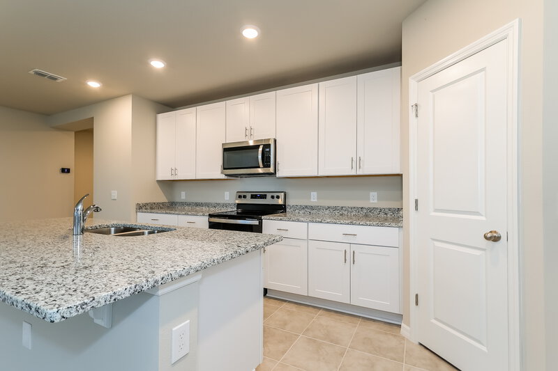 1,915/Mo, 1130 Oak Valley Drive Auburndale, FL 33823 Kitchen View 2