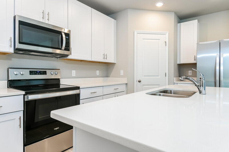 2,270/Mo, 1138 Oak Valley Drive Auburndale, FL 33823 Kitchen View 2