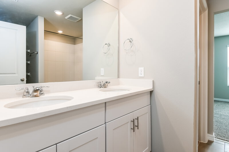 2,270/Mo, 1138 Oak Valley Drive Auburndale, FL 33823 Bathroom View 2