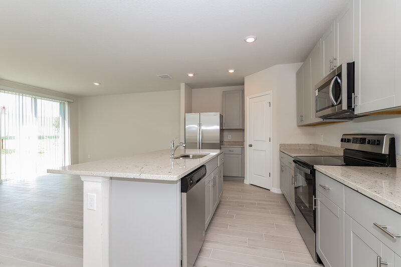 2,900/Mo, 1142 Oak Valley Drive Auburndale, FL 33823 Kitchen View 2