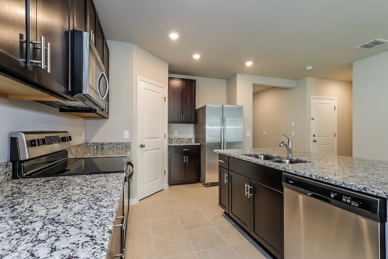 1,720/Mo, 1169 Oak Valley Drive Auburndale, FL 33823 Kitchen View 3