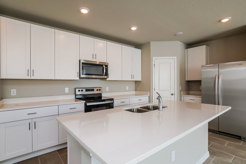 2,055/Mo, 1173 Oak Valley Drive Auburndale, FL 33823 Kitchen View 2