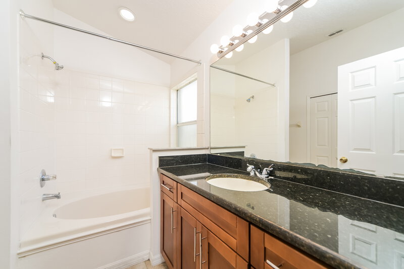 2,275/Mo, 671 Eagle Pointe South Kissimmee, FL 34746 Main Bathroom View 2