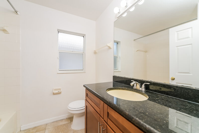 2,275/Mo, 671 Eagle Pointe South Kissimmee, FL 34746 Bathroom View