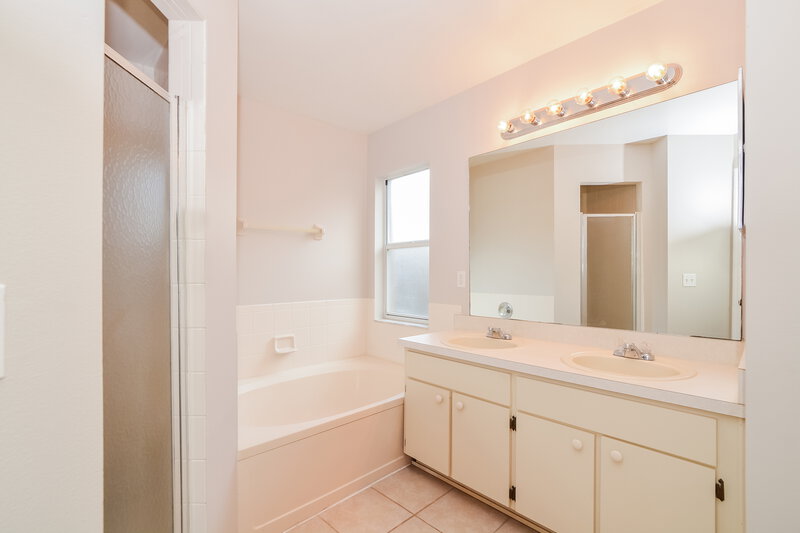 2,225/Mo, 2230 Justin Ave Orlando, FL 32826 Main Bathroom View