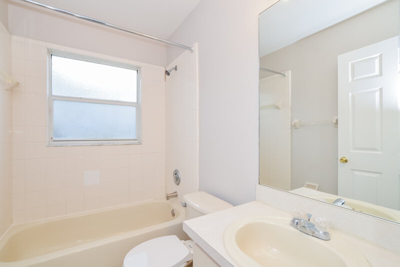 2,225/Mo, 2230 Justin Ave Orlando, FL 32826 Bathroom View