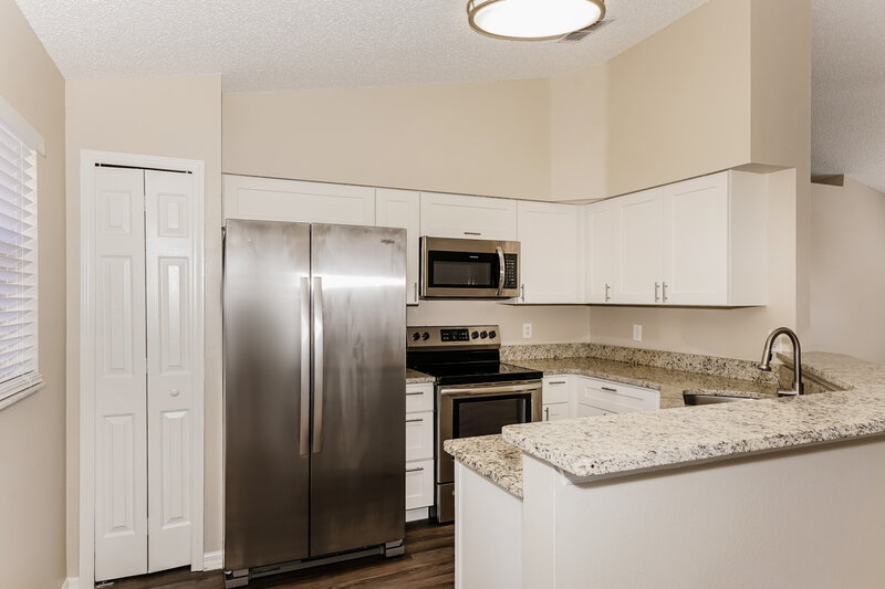 2,750/Mo, 2970 Bedford St Deltona, FL 32738 Kitchen View