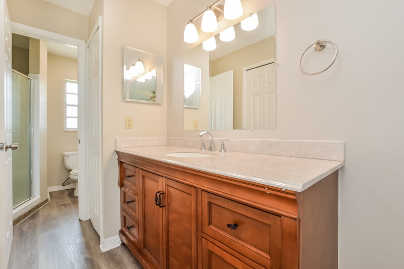 2,175/Mo, 5424 Tangerine Ave Winter Park, FL 32792 Main Bathroom View