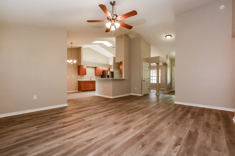 2,305/Mo, 4810 Marsh Harbor Dr Tavares, FL 32778 Living Room View 2