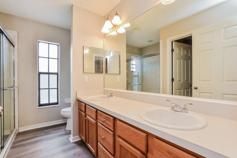 2,305/Mo, 4810 Marsh Harbor Dr Tavares, FL 32778 Main Bathroom View