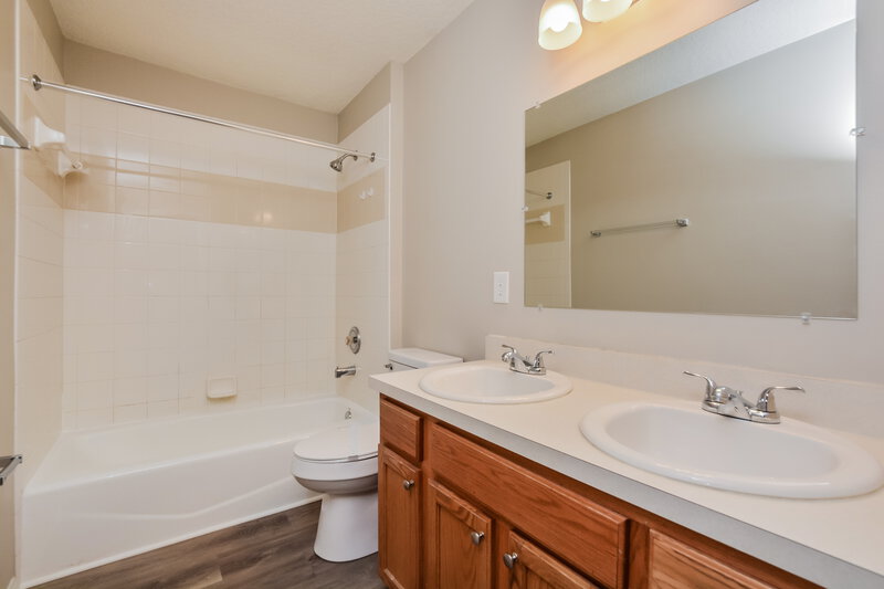 2,305/Mo, 4810 Marsh Harbor Dr Tavares, FL 32778 Bathroom View
