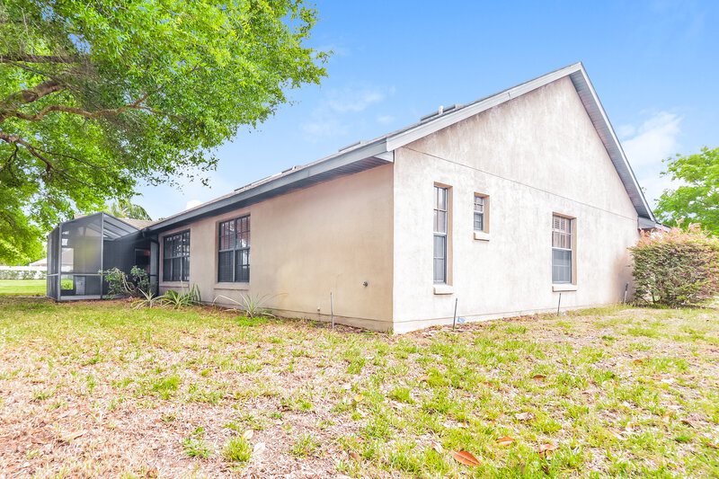 2,305/Mo, 4810 Marsh Harbor Dr Tavares, FL 32778 Rear View