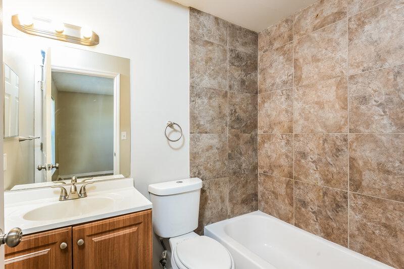 1,760/Mo, 3625 Powder Horn Rd E Titusville, FL 32796 Main Bathroom View
