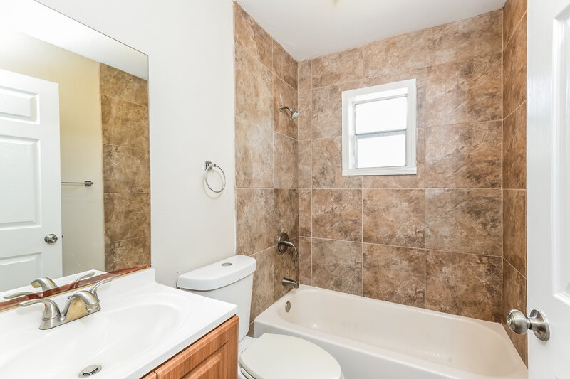 1,760/Mo, 3625 Powder Horn Rd E Titusville, FL 32796 Bathroom View