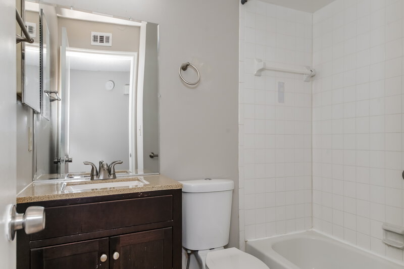 2,710/Mo, 1548 W Powder Horn Rd Titusville, FL 32796 Bathroom View