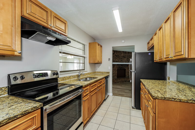 1,715/Mo, 1022 Dusseldorf Ave NW Palm Bay, FL 32907 Kitchen View 2