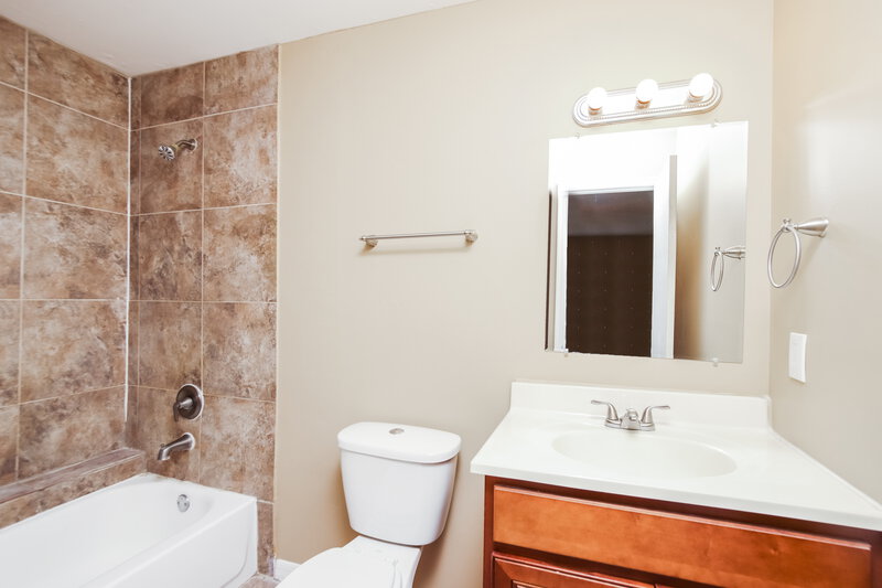 1,920/Mo, 361 Breezeway Ave NE Palm Bay, FL 32907 Main Bathroom View