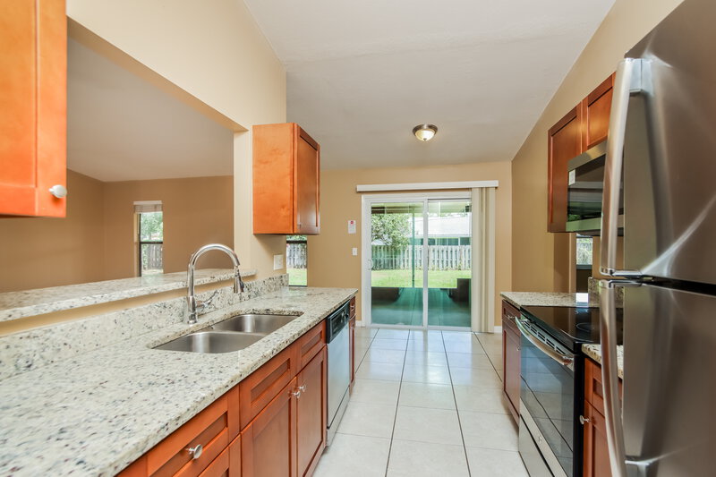 1,855/Mo, 726 Lime Ave NW Palm Bay, FL 32907 Kitchen View 2