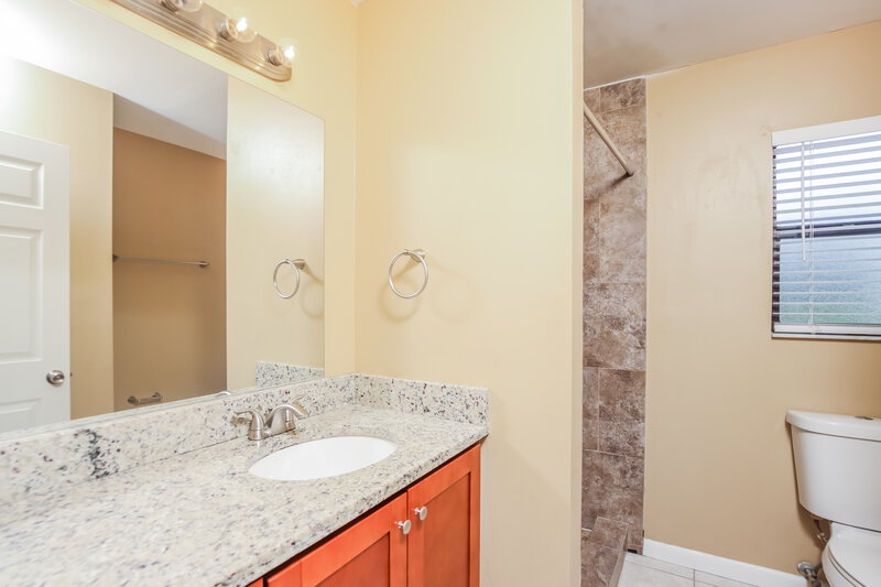 1,855/Mo, 726 Lime Ave NW Palm Bay, FL 32907 Main Bathroom View