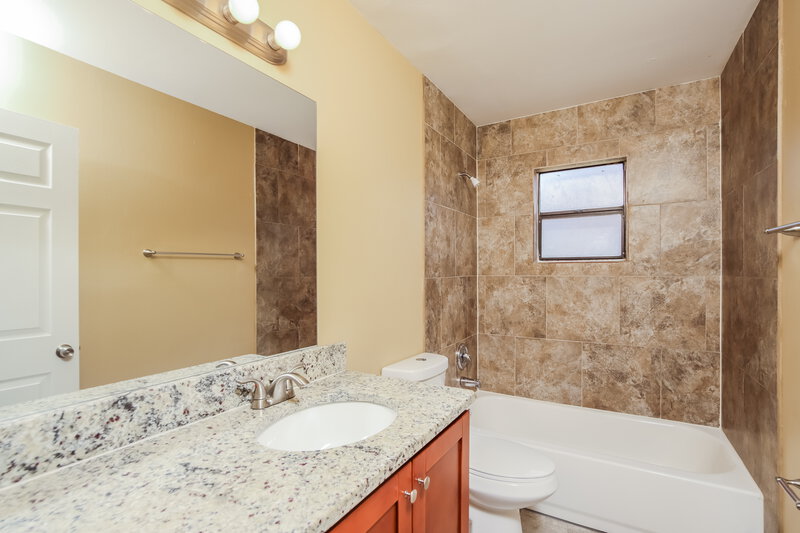 1,855/Mo, 726 Lime Ave NW Palm Bay, FL 32907 Bathroom View