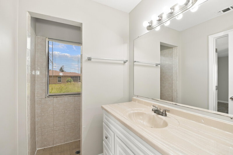 1,725/Mo, 441 Dunbar Ave NE Palm Bay, FL 32907 Primary Bathroom View