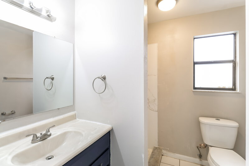 1,775/Mo, 948 Highland Ave NW Palm Bay, FL 32907 Main Bathroom View