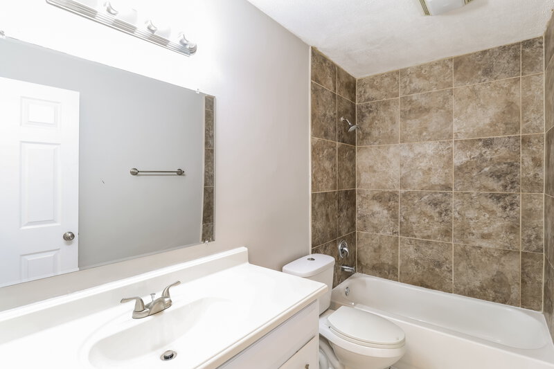1,775/Mo, 948 Highland Ave NW Palm Bay, FL 32907 Bathroom View