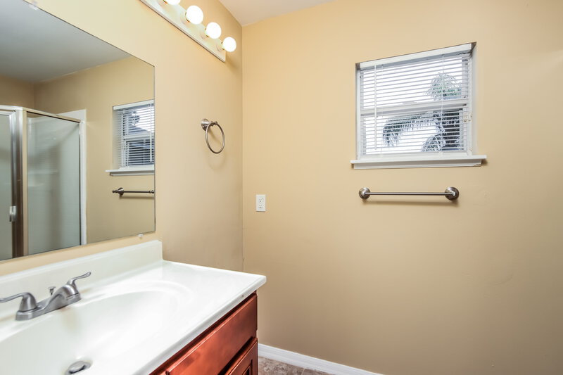 1,810/Mo, 718 Reading St SE Palm Bay, FL 32909 Main Bathroom View
