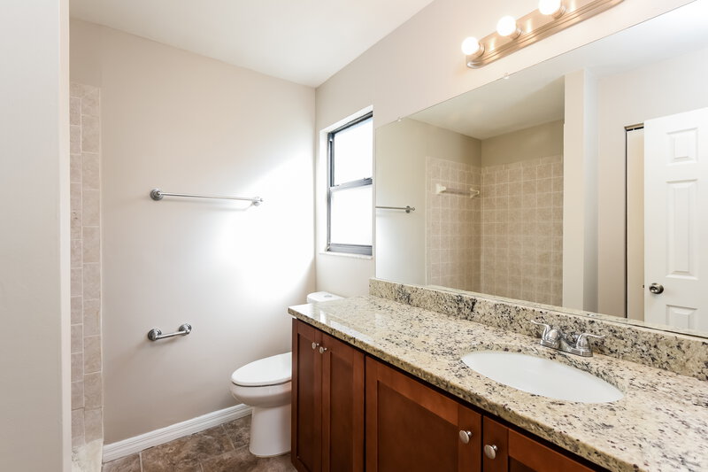 1,900/Mo, 4250 Delespine Rd Cocoa, FL 32927 Main Bathroom View