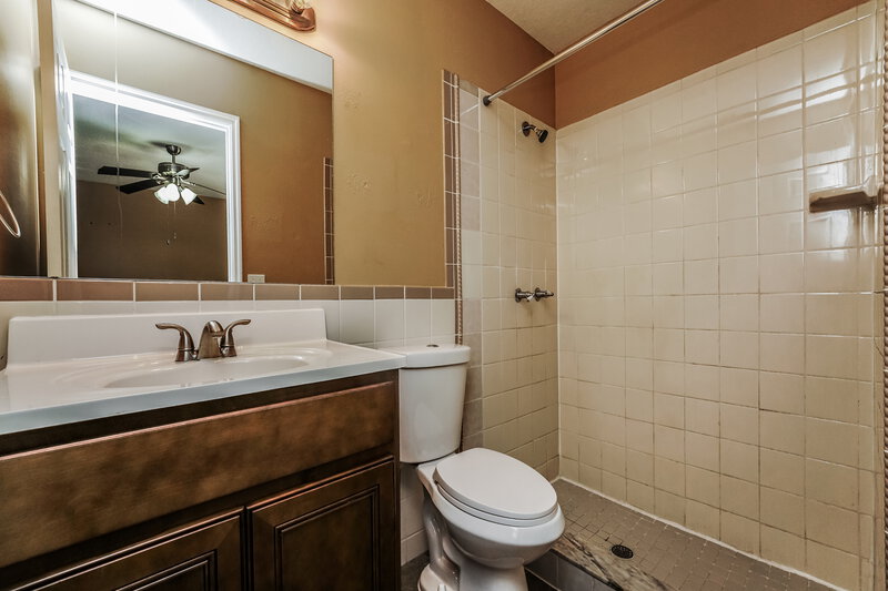 1,995/Mo, 6057 Balsam St Cocoa, FL 32927 Main Bathroom View
