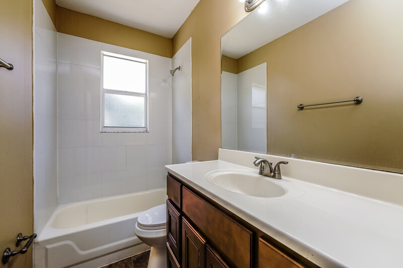 1,995/Mo, 6057 Balsam St Cocoa, FL 32927 Bathroom View