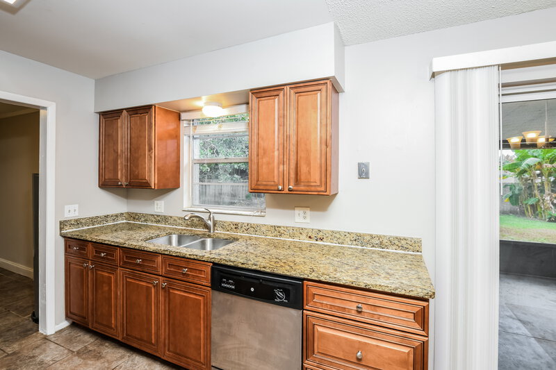 1,695/Mo, 2935 Pembroke Rd Melbourne, FL 32935 Kitchen View