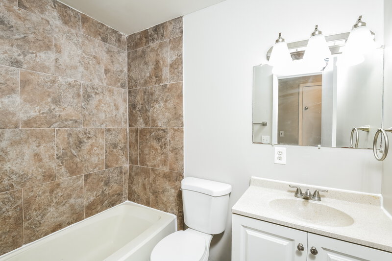 1,695/Mo, 2935 Pembroke Rd Melbourne, FL 32935 Main Bathroom View